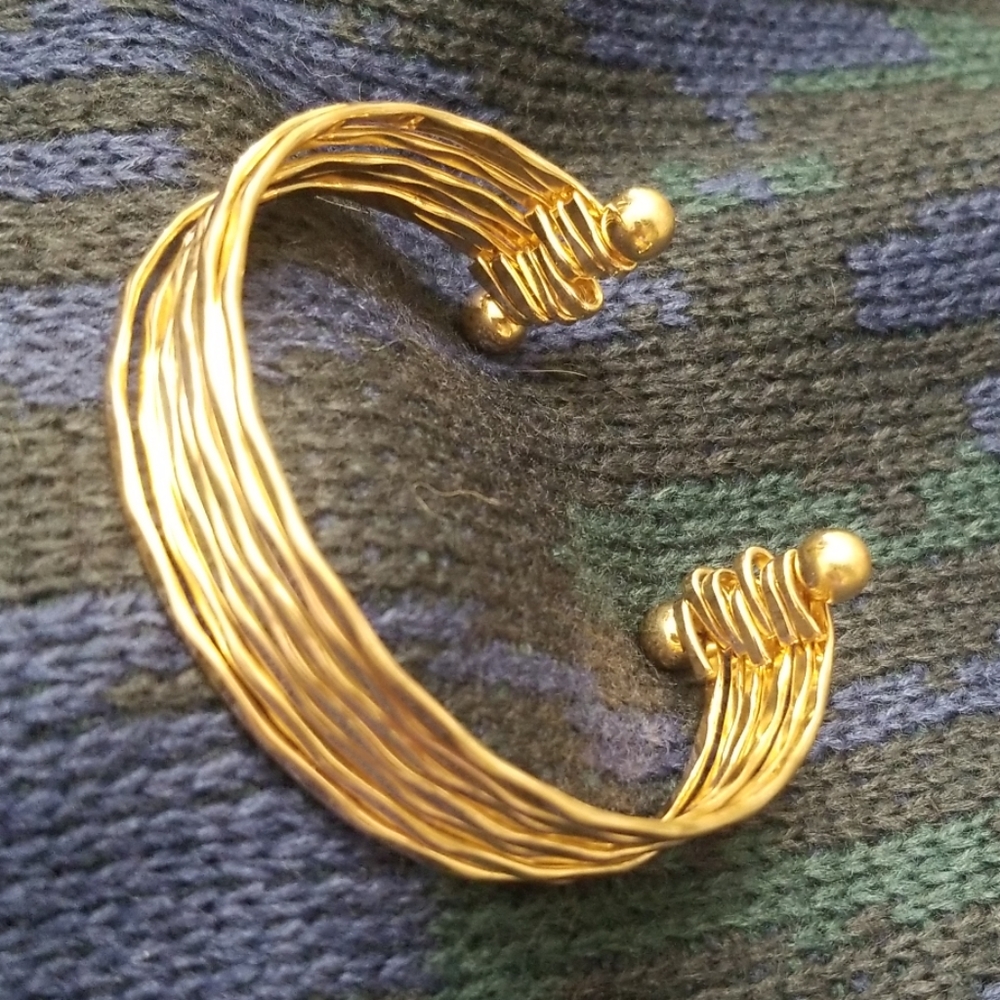 GOLD TONE 🌟 BRACELET - Picture 2 of 6